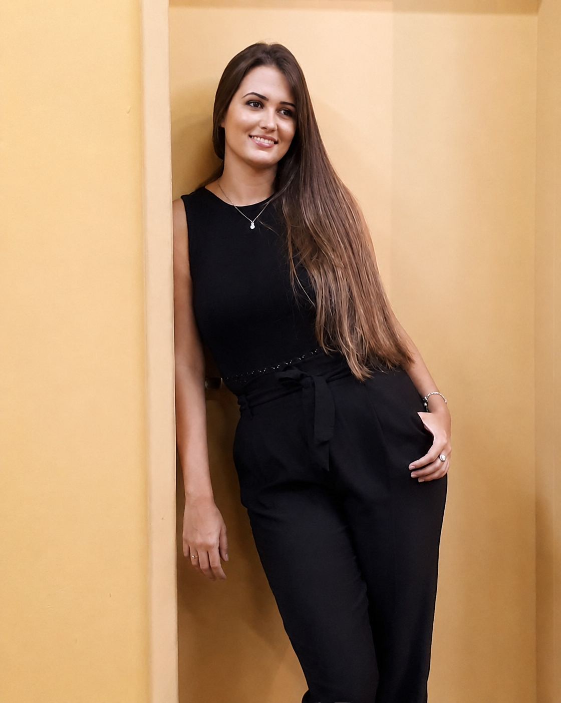 Retrato de Ana Luiza Paiva, arquiteta, em seu atelier